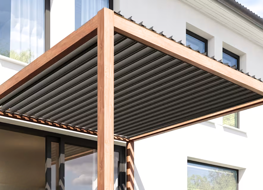 Premium Pergola iz aluminija 3x3m z Lamelnim Strešnikom. Barva natur.