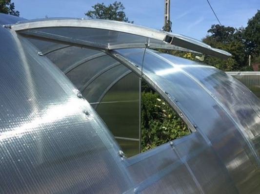 Roof window for greenhouses, with a spacing between arches of 0,67 m