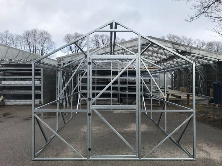 Vitor greenhouse is 3x4 m: area 12 m², height 260 cm, 4 mm polycarbonate, galvanized steel frame 40x40 mm. Includes 2 windows and 1 door.