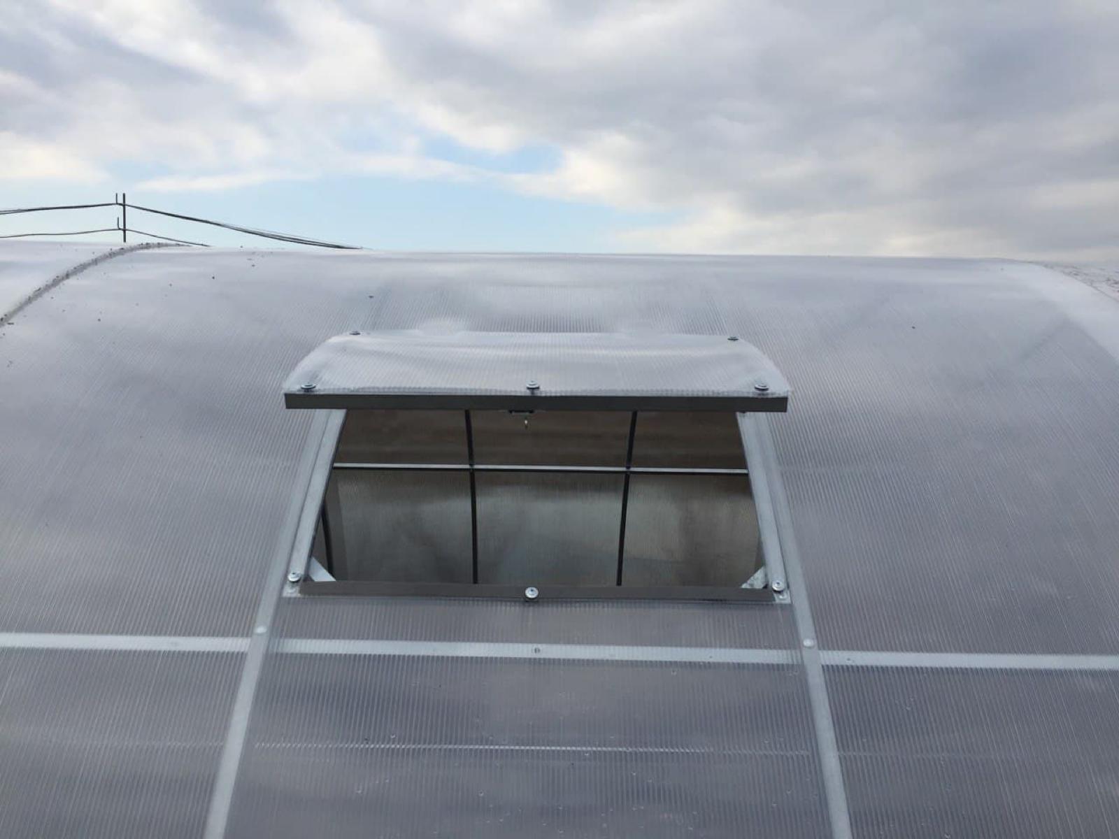 Roof window for greenhouses, with a spacing between arches of 0,67 m ...